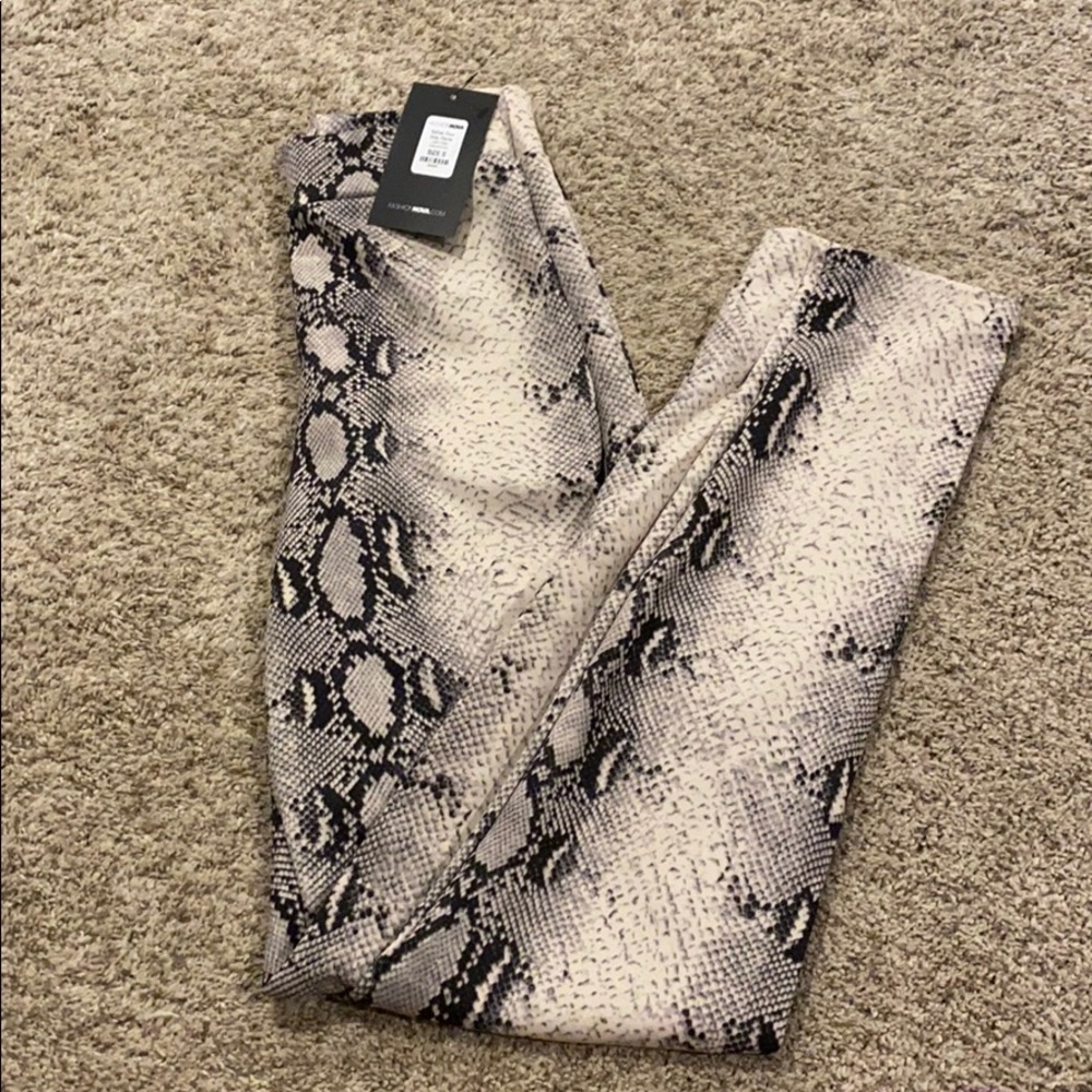 Snake print leggings